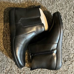 Womens size 11 Clarks leather booties